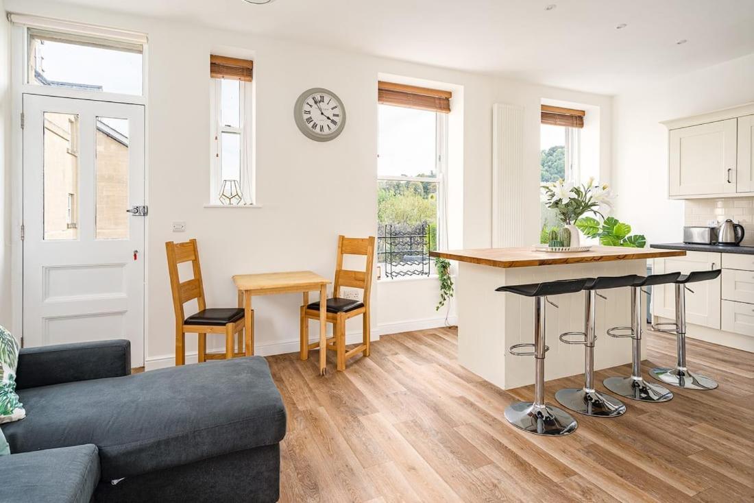 Spacious 2 Bedroom House With Stunning Views Bath Extérieur photo